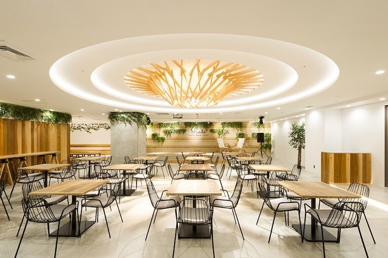 GOBLIN.新宿HALL店｜着席レイアウトでも圧迫感がないのでセミナー・カンファレンス撮影に強い空間