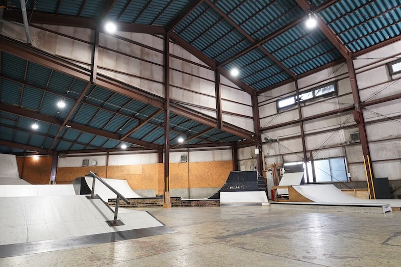 舟渡TRINITY B3 PARK｜鉄骨フレームと高い天井が特徴の倉庫空間にある屋内型スケートパーク