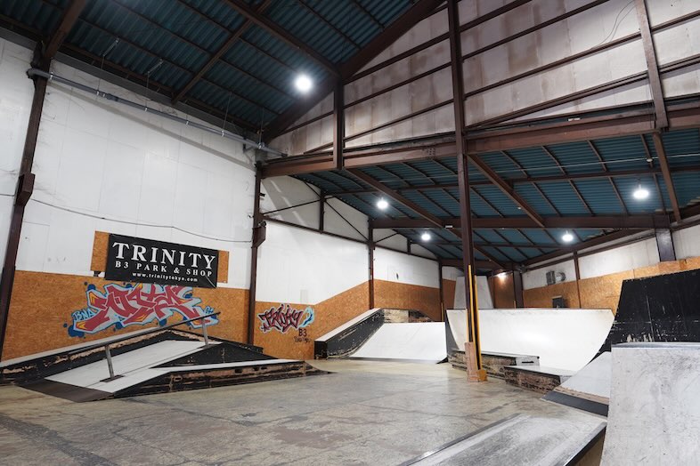 舟渡TRINITY B3 PARK｜倉庫特有の無骨な空間が映像に迫力をプラス