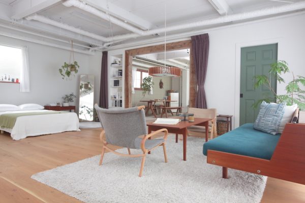 3面採光のリビングは白壁とフローリング床でナチュラルにまとめ、差し色にくすみカラーの家具を配置