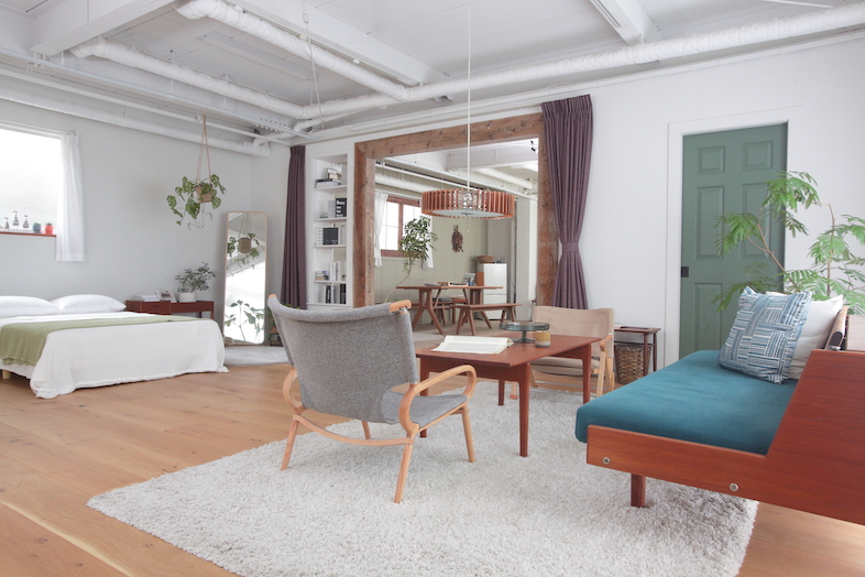 luumu.tokyo Shimomaruko｜3面採光のリビングは白壁とフローリング床でナチュラルにまとめ、差し色にくすみカラーの家具を配置