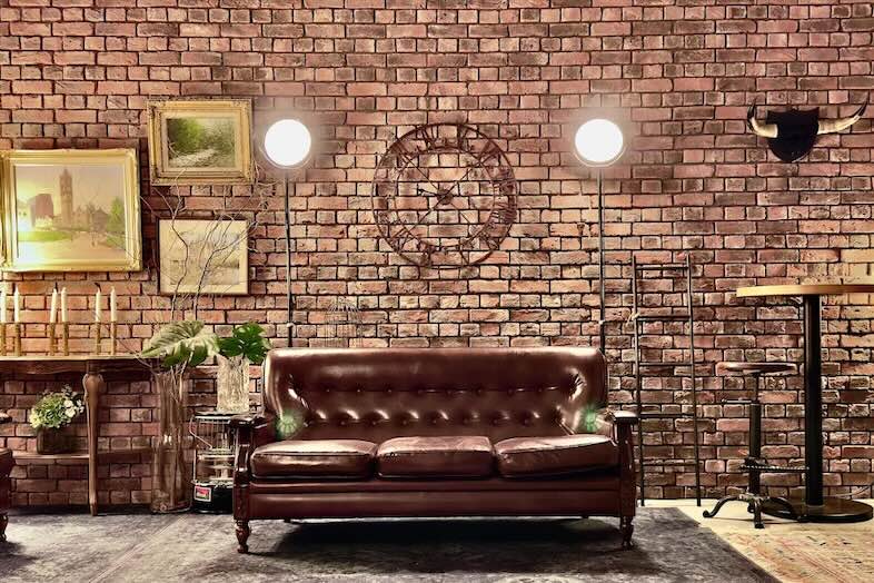 in the house / Nishiwaseda “Emporium”｜【白ホリ・スタジオスペース/昼】レンガ壁や重厚感あるインテリアが作り出す上質な雰囲気