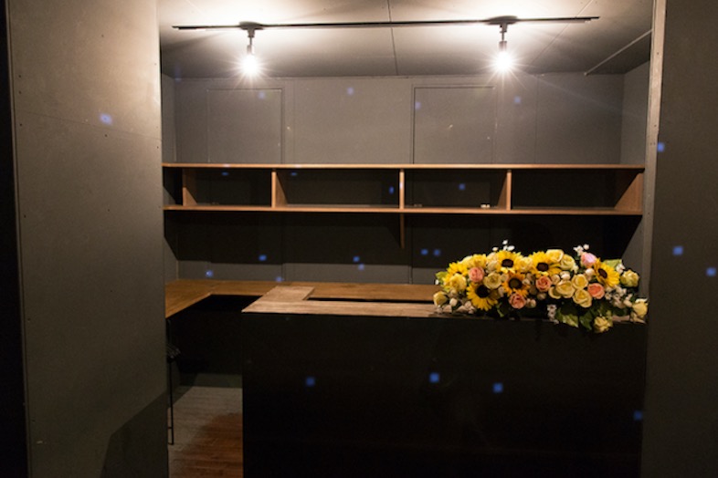 GOBLIN.池袋CAFE店｜夜は間接照明が作り出すコントラストを活かして、物撮りやクール系の宣材撮影が可能