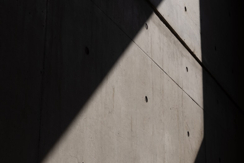 Yanaka Ginza Studio / 谷中銀座スタジオ｜コンクリート壁と相性がいい光と影