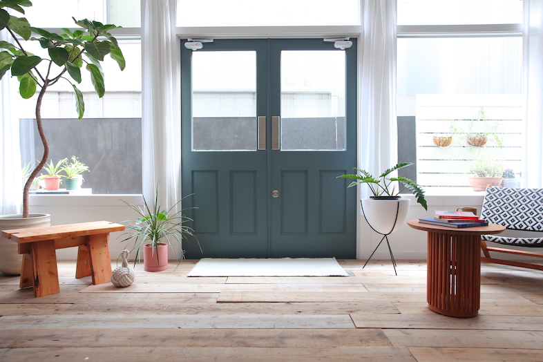 luumu.tokyo Shimomaruko｜くすみブルーのドアも背景に撮影可能