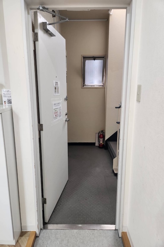 玄関（中から外から）