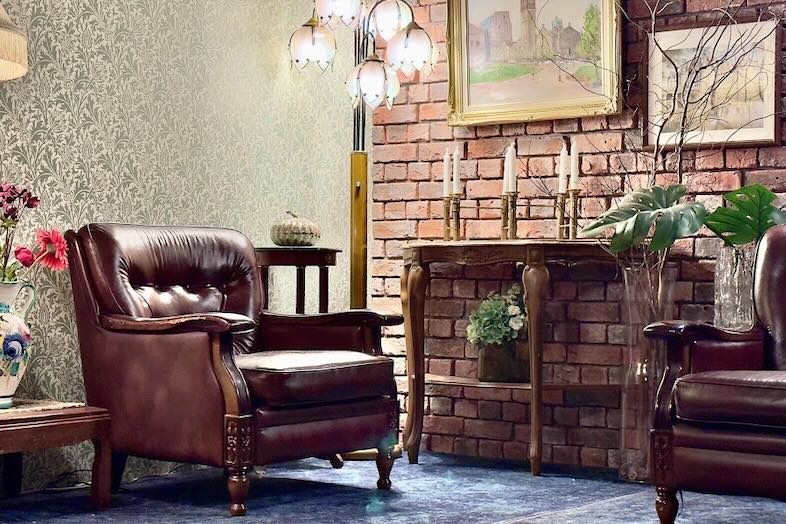 in the house / Nishiwaseda “Emporium”｜【白ホリ・スタジオスペース/昼】革質感とシャンデリアで重厚感が生まれ被写体を引き立てる