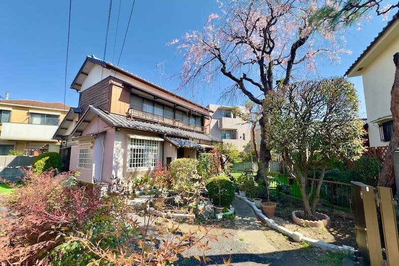 日本庭園と枝垂れ桜を楽しめる和風邸宅