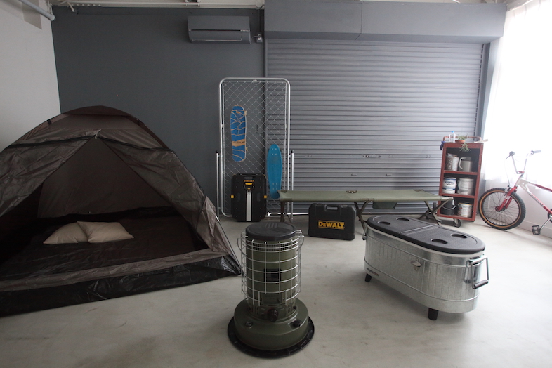 luumu.tokyo Shimomaruko｜シャッター部分にキャンプ用品を設置すればソロキャンや家キャンのシーンも撮れる