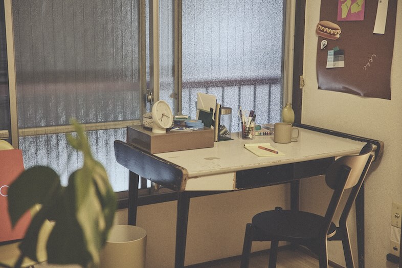 Neuk studio｜【夜の撮影イメージ】デスクでの作業・仕事シーン撮影にぴったり