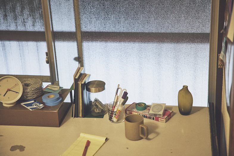 Neuk studio｜【夜の撮影イメージ】デスク周りの雑貨・小物が豊富