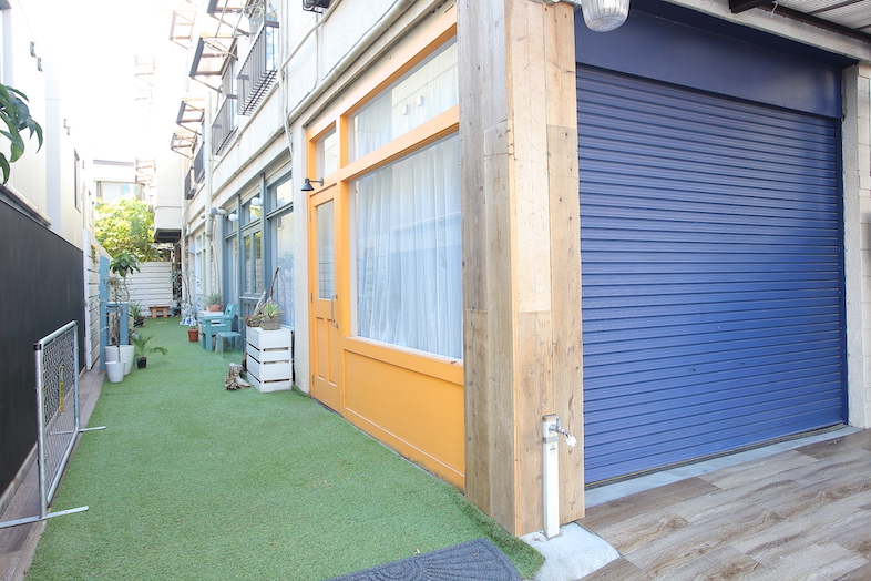 luumu.tokyo Shimomaruko｜敷地内にはポップな印象の黄色いドアもあり