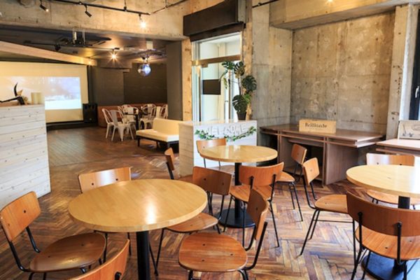 プロジェクター完備の広々カフェフロアは、セミナー・上映会・イベントに最適