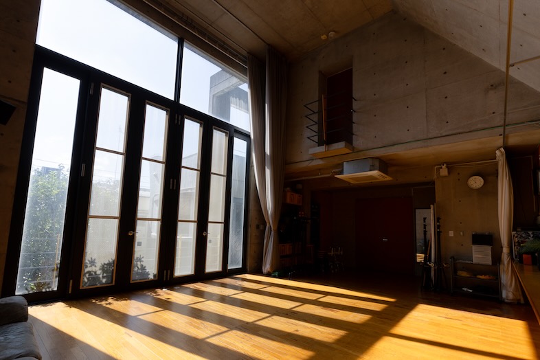 Yanaka Ginza Studio / 谷中銀座スタジオ｜大きな窓から自然光が降り注ぐスタジオ