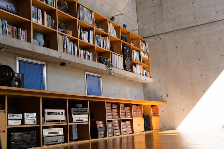 Yanaka Ginza Studio / 谷中銀座スタジオ｜圧巻の本棚