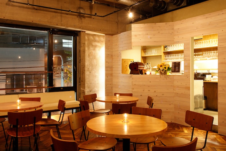 GOBLIN.池袋CAFE店｜木目カウンターと暖色系ライトがつくるムーディーな夜カフェ感は、バーカットやドラマの店内シーンに最適