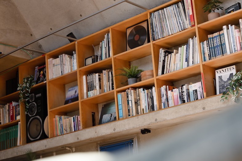 Yanaka Ginza Studio / 谷中銀座スタジオ｜圧巻の本棚