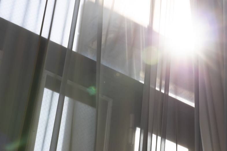 Yanaka Ginza Studio / 谷中銀座スタジオ｜大きな窓から自然光が降り注ぐスタジオ