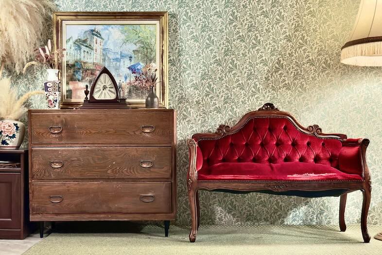 in the house / Nishiwaseda “Emporium”｜【白ホリ・スタジオスペース/昼】赤いヨーロピアンソファと緑の壁が印象的な一画