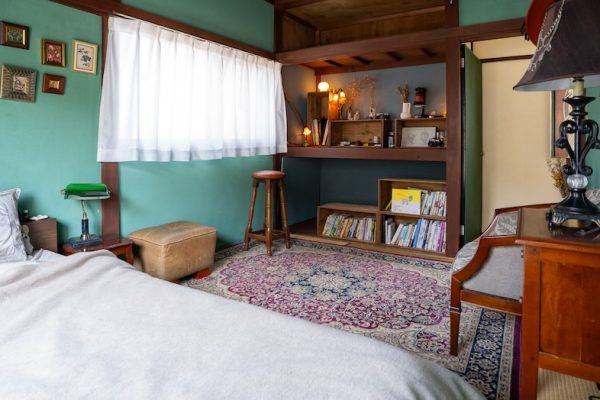 【2F】ベッドと押し入れのある寝室スペース