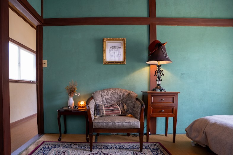 アトリエ翠雨｜【2F】翡翠色の壁と重厚なチェア