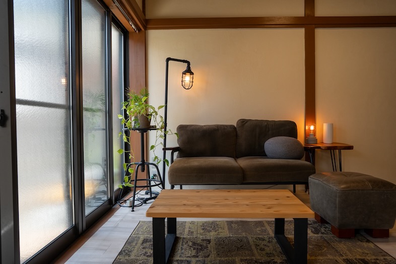 アトリエ翠雨｜【1F】ソファのあるリビングスペース