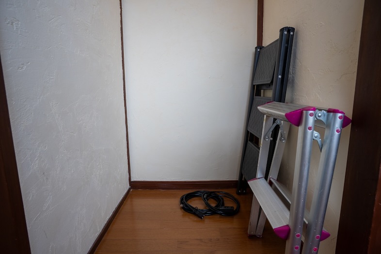 【2F】物置には脚立やパイプ椅子などが有