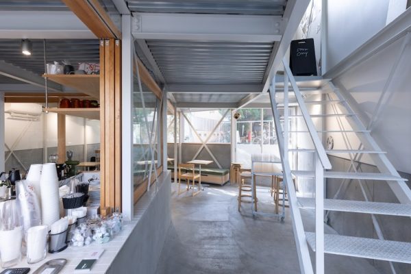 入り口から店内を見た構図