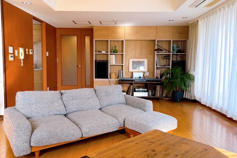 SHATTERS PentHouse｜壁の棚が背景のアクセントに