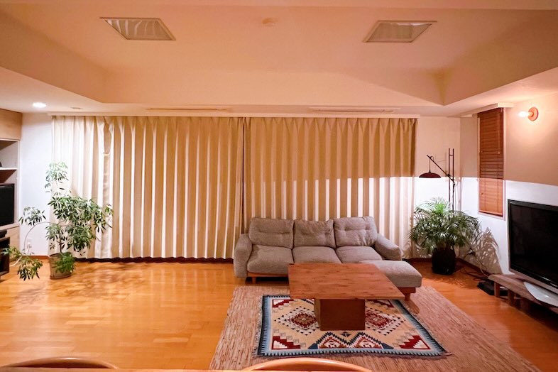 SHATTERS PentHouse｜ソファ・ダイニングテーブル