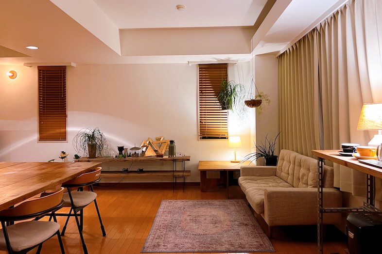 SHATTERS PentHouse｜暖色のテーブルライト