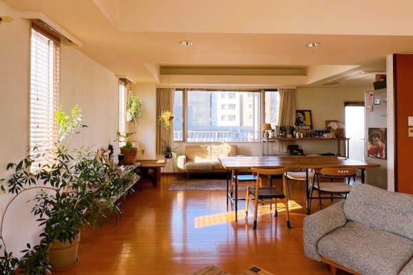 白とウッドを基調とした植物が豊富な空間