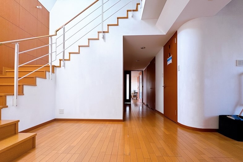 SHATTERS PentHouse｜階段スペース