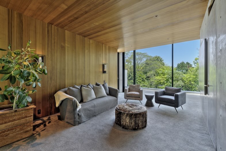 STUMP BASE 3F｜大きな窓から豊富に自然光が差し込む開放的な空間