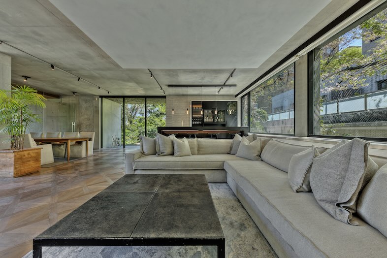 STUMP BASE 3F｜こだわりの海外ファにチェーが目を惹くラグジュアリーな空間