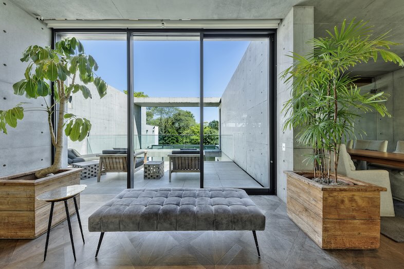 STUMP BASE 3F｜テラスへと続く大開口の窓とベンチスペース