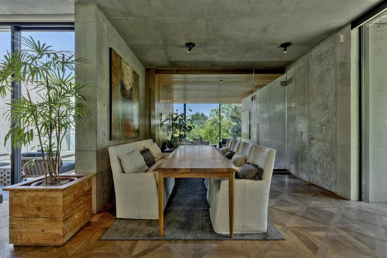 STUMP BASE 3F｜外の緑を背景に、食事シーンやインタビュー撮影に奥行きのある画作りが可能