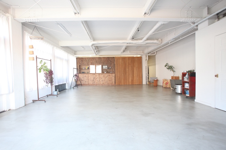 luumu.tokyo Shimomaruko｜背景を使い分けられるウッド壁・白壁と、モルタル床の組み合わせが魅力