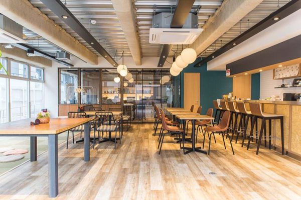 参宮橋駅から徒歩約3分のリアルカフェを使って、全社キックオフやハイブリッドイベント、セミナー開催できる