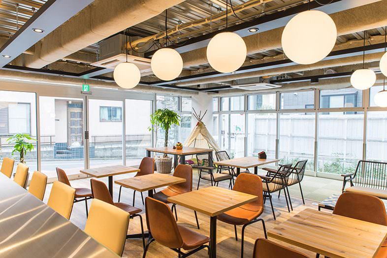 GOBLIN.参宮橋CAFE店｜丸型照明が映える空間は、企業イベントや交流会、パーティーにもピッタリ