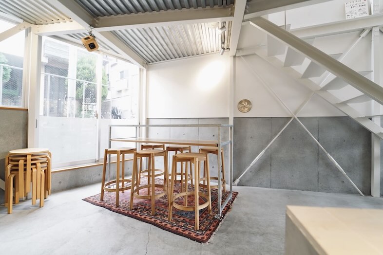 TOGO SHIMOKITAZAWA｜ハイテーブル中心のシンプルな構成は、立ち話のシーンやカジュアルな打ち合わせ風カットにピッタリ