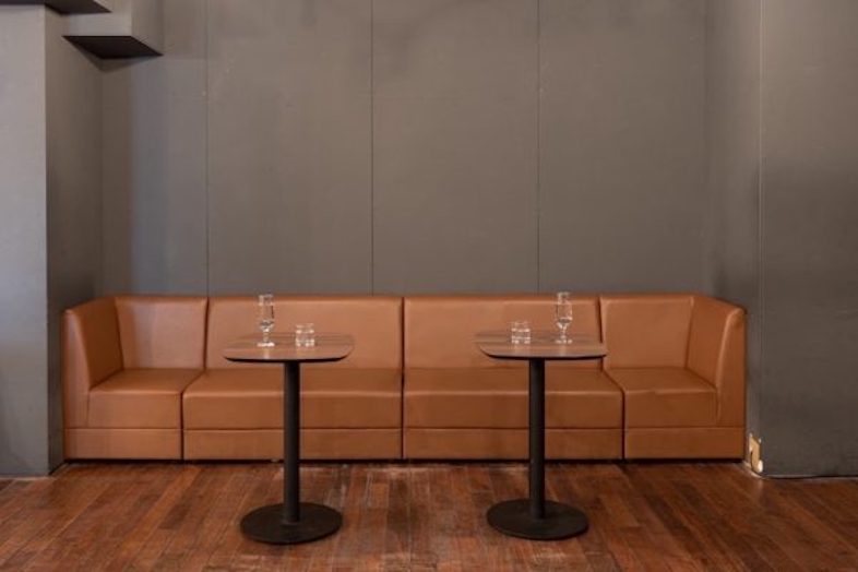 GOBLIN.池袋CAFE店｜ソファ席が連なる壁面は、カップルシーンやカフェ談義風の撮影に