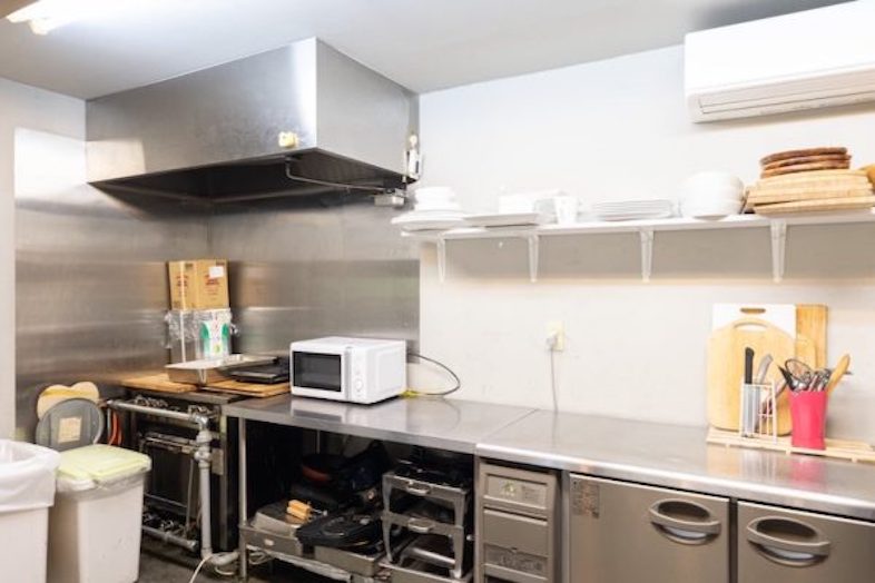 GOBLIN.池袋CAFE店｜清潔なステンレスキッチン