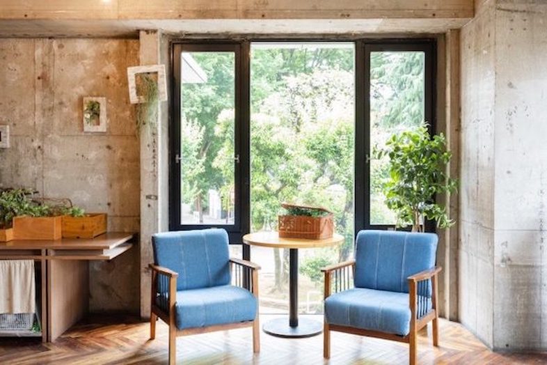 GOBLIN.池袋CAFE店｜柔らかい光が差し込む窓際に青い椅子を設置すれば、雰囲気のあるポートレート・雑誌スナップ・読書シーンが撮れる