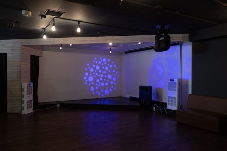 GOBLIN.池袋CAFE店｜ステージ照明付きのフロア