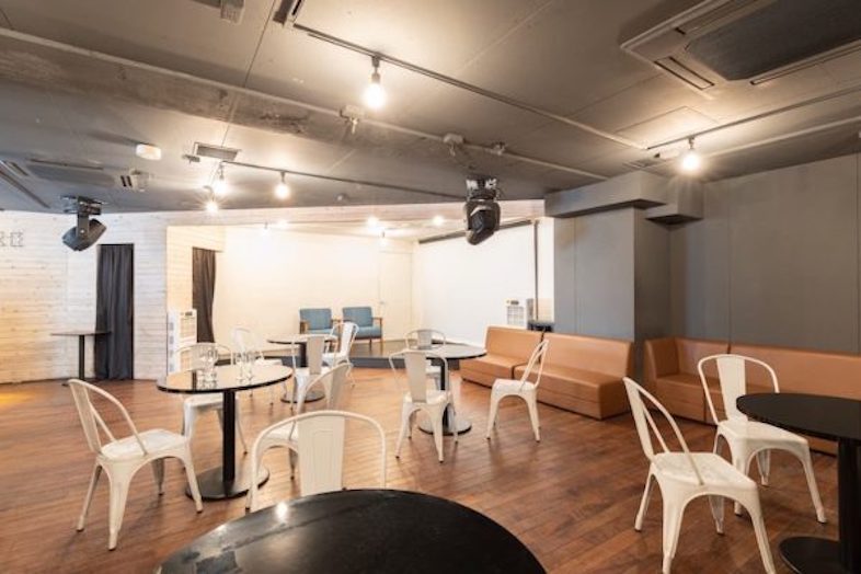 GOBLIN.池袋CAFE店｜ステージ前は観客サイドのシーン撮影のほか、ファッション撮影、アーティスト宣材に◎