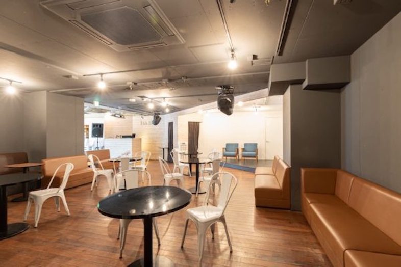 GOBLIN.池袋CAFE店｜スポットライトが際立つステージ方向は、プレゼン風ショットやパフォーマンス映像の撮影に最適