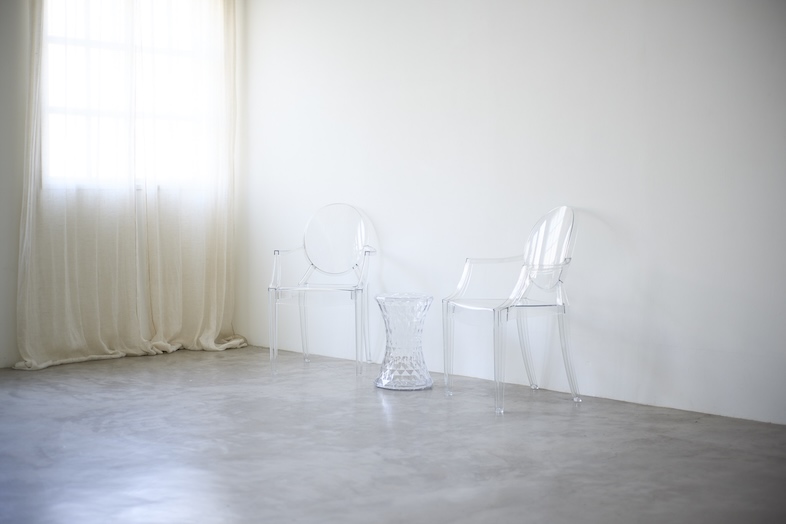 STUDIO BEIGE｜モルタル床、真っ白な漆喰壁のシンプルな空間