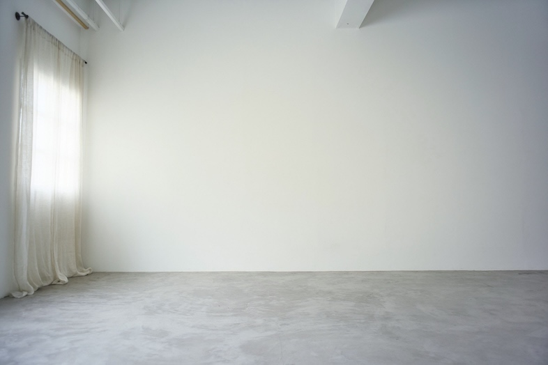 STUDIO BEIGE｜漆喰の白壁は、横幅7.55m・高さ2.7mで、大人が10人以上が並んでも撮影可能
