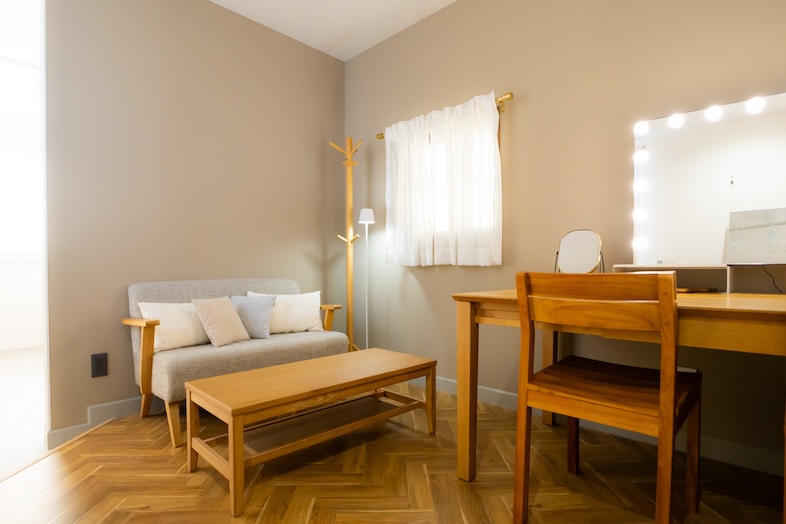 スタジオマド小岩｜【2F】カーテンで仕切れる着替えスペースもあり